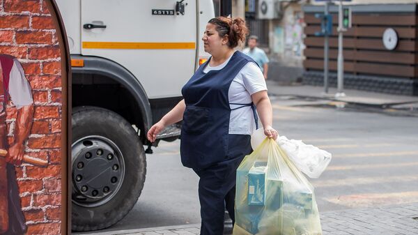 Женщина с мусором у автомобиля санитарной службы - Sputnik Արմենիա