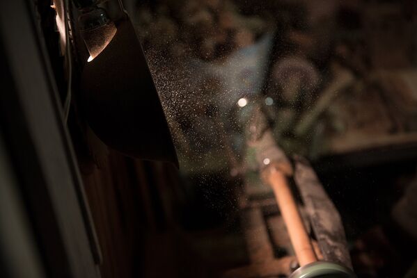 Վարպետի արվեստանոցում. դուդուկից արձակված փայտափոշին լույսի ներքո - Sputnik Արմենիա