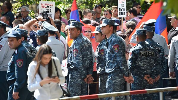 Сотрудники полиции перед зданием суда (17 сентября 2019). Еревaн - Sputnik Армения