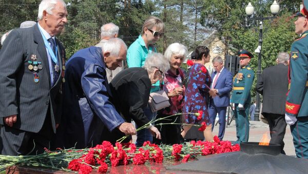 Ветераны принесли цветы к Вечному огню - Sputnik Արմենիա