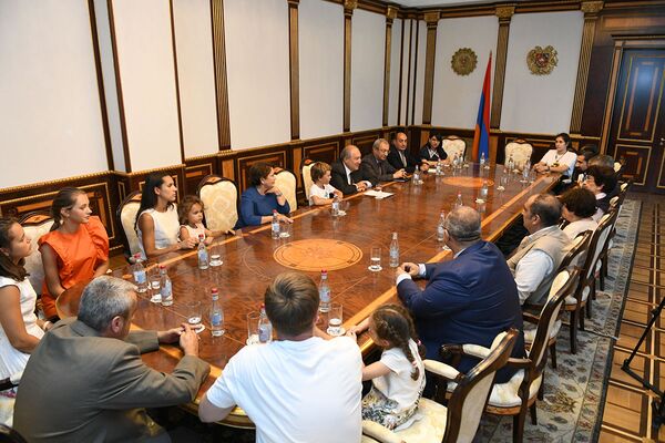Հովհաննես Թումանյանի թոռներն ու ծոռները հավաքվել են Հայաստանում Հովհաննես Թումանյանի թոռներն ու ծոռները հավաքվել են Հայաստանում - Sputnik Արմենիա