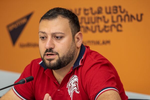 Что не поделили болельщики и Федерация футбола Армении? Фан-клуб Red Eagles подаст в суд Что не поделили болельщики и Федерация футбола Армении? Фан-клуб Red Eagles подаст в суд - Sputnik Армения