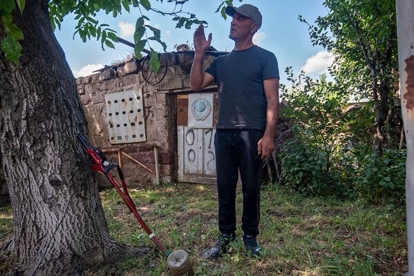 Житель Артика Мнацакан Аджатян, собравший во дворе своего дома вертолет, демонстрирует газонокосилку собственного производства - Sputnik Армения