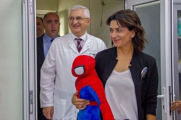 «Հույս չունեինք, որ լավ ավարտ է լինելու». հրաշք` 6–րդ հարկից ընկած երեխայի կյանքում «Հույս չունեինք, որ լավ ավարտ է լինելու». հրաշք` 6–րդ հարկից ընկած երեխայի կյանքում - Sputnik Արմենիա