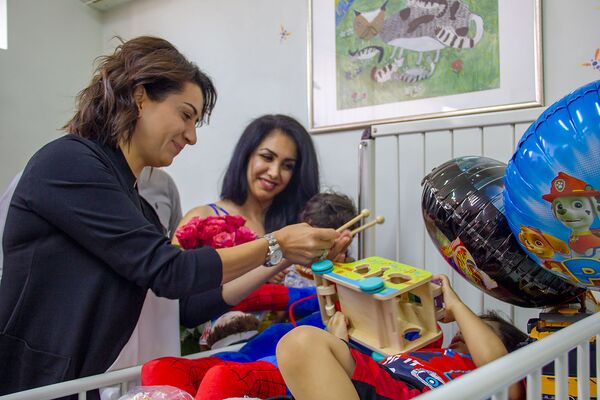 «Հույս չունեինք, որ լավ ավարտ է լինելու». հրաշք` 6–րդ հարկից ընկած երեխայի կյանքում «Հույս չունեինք, որ լավ ավարտ է լինելու». հրաշք` 6–րդ հարկից ընկած երեխայի կյանքում - Sputnik Արմենիա
