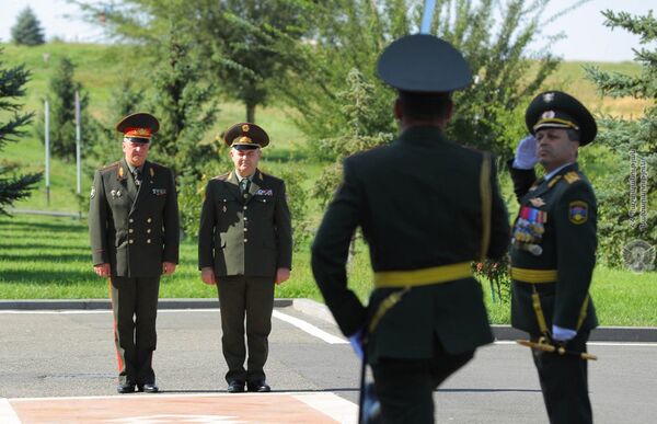 Главы Генштабов ВС Армении и Беларуси обсудили военное сотрудничество Главы Генштабов ВС Армении и Беларуси обсудили военное сотрудничество - Sputnik Армения