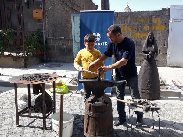 Ահռելի շախմատը, պղնձե կինն ու գունավոր հոլը. գյումրեցին կյանք է տալիս փայտին ու երկաթին Ահռելի շախմատը, պղնձե կինն ու գունավոր հոլը. գյումրեցին կյանք է տալիս փայտին ու երկաթին - Sputnik Արմենիա