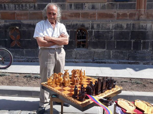 Ահռելի շախմատը, պղնձե կինն ու գունավոր հոլը. գյումրեցին կյանք է տալիս փայտին ու երկաթին Ահռելի շախմատը, պղնձե կինն ու գունավոր հոլը. գյումրեցին կյանք է տալիս փայտին ու երկաթին - Sputnik Արմենիա