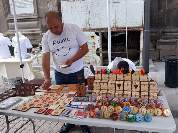 Ահռելի շախմատը, պղնձե կինն ու գունավոր հոլը. գյումրեցին կյանք է տալիս փայտին ու երկաթին Ահռելի շախմատը, պղնձե կինն ու գունավոր հոլը. գյումրեցին կյանք է տալիս փայտին ու երկաթին - Sputnik Արմենիա