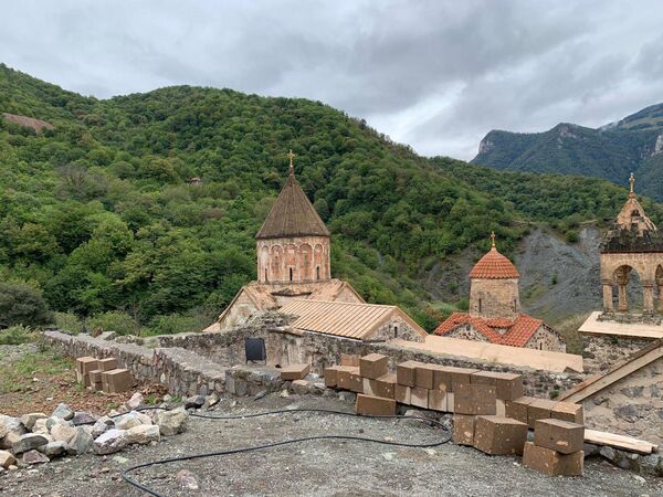 «Մեր ձեռքով տվեցինք, հետ եկանք...». Դադիվանքի վանահայրը չգիտի` ոնց են լքելու վանքը «Մեր ձեռքով տվեցինք, հետ եկանք...». Դադիվանքի վանահայրը չգիտի` ոնց են լքելու վանքը - Sputnik Արմենիա