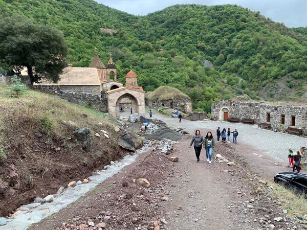 Վանքի անվտանգությունը հսկող քահանան. տեր Հովհաննեսը փորձում է փրկել Դադիվանքը փլուզումից Վանքի անվտանգությունը հսկող քահանան. տեր Հովհաննեսը փորձում է փրկել Դադիվանքը փլուզումից - Sputnik Արմենիա