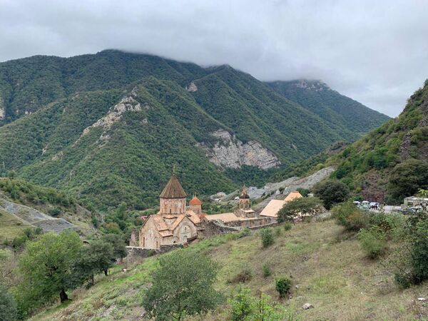 «Մեր ձեռքով տվեցինք, հետ եկանք...». Դադիվանքի վանահայրը չգիտի` ոնց են լքելու վանքը «Մեր ձեռքով տվեցինք, հետ եկանք...». Դադիվանքի վանահայրը չգիտի` ոնց են լքելու վանքը - Sputnik Արմենիա