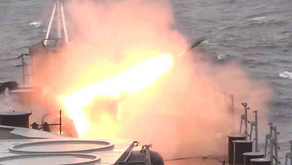 Учения кораблей СФ с стрельбой из ЗРК «Кинжал», установок АК-630, АК-100 и АК-725 в Баренцевом море - Sputnik Армения