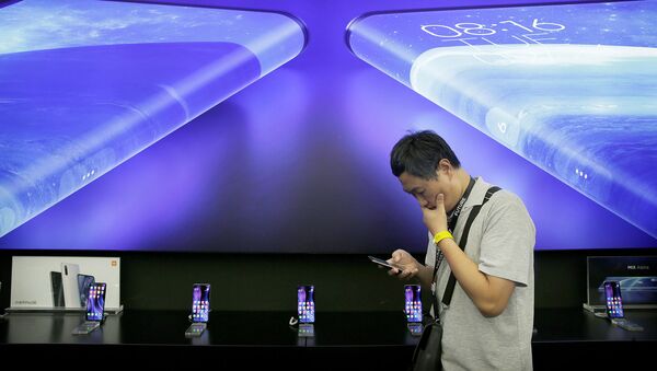 Журналист стоит рядом с плакатом Xiaomi Mi MIX Alpha на мероприятии по запуску продукта (24 сентября 2019). Пекин - Sputnik Արմենիա