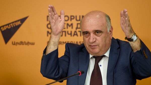 Пресс-конференция председателя Совета директоров ЗАО Армянская АЭС, генерального директорa ЗАО НИИ Арматом Ваграмa Петросяна (26 сентября 2019). Еревaн - Sputnik Армения