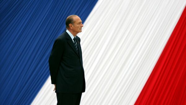 Президент Франции Жак Ширак принимает участие в церемонии в Люксембургском саду (10 мая 2006). Париж - Sputnik Армения