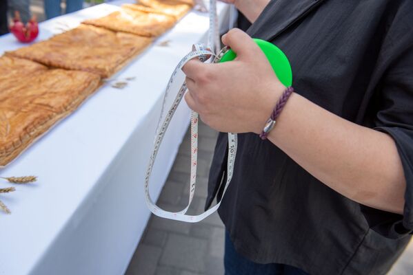 Жюри измеряет длину гаты, испеченной в рамках фестиваля Самая длинная гата 2019 (26 сентября 2019). Еревaн - Sputnik Армения
