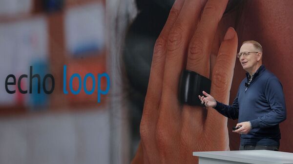 Старший вице-президент по Amazon devices & services Дэйв Лимп рассказывает о кольце Echo Loop, включенном с помощью технологии Alexa personal assistant (25 сентября 2019). Сиэтл - Sputnik Армения