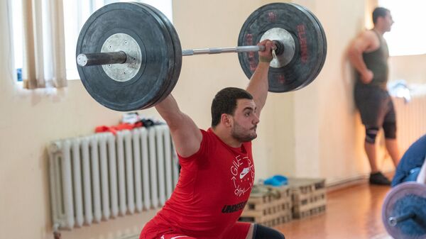 Самвел Гаспарян на тренировке в преддверии ЧМ-2019 по тяжелой атлетике - Sputnik Армения