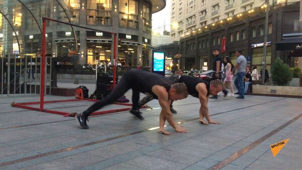 Братья Адель и Артур из Казани исполняют трюки street workout на Северном проспекте - Sputnik Армения
