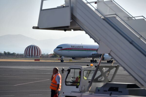 Բելառուսի նախագահի ինքնաթիռը «Զվարթնոց» օդանավակայանում - Sputnik Արմենիա