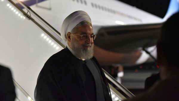 Президент Ирана Хасан Роухани выходит из самолета в аэропорту Звартноц (30 сентября 2019). Еревaн - Sputnik Армения