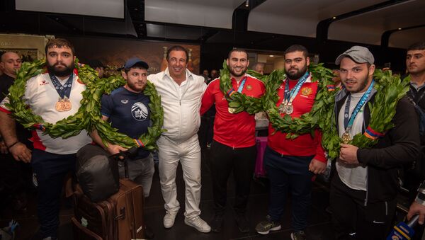 Болельщики встречают армянских тяжелоатлетов в аэропорту Звартноц (1 октября 2019). Еревaн - Sputnik Армения