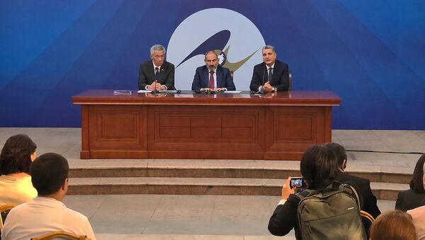 Премьер-министры Сингапура и Армении Ли Сянь Лун и Никол Пашинян и председатель ЕЭК Тигран Саркисян на совместной пресс-конференции (1 октября 2019). Еревaн - Sputnik Армения