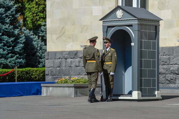 Պատվո պահակախմբի զինվորները փոխում են հերթափոխը ՀՀ նախագահի նստավայրի մոտ - Sputnik Արմենիա