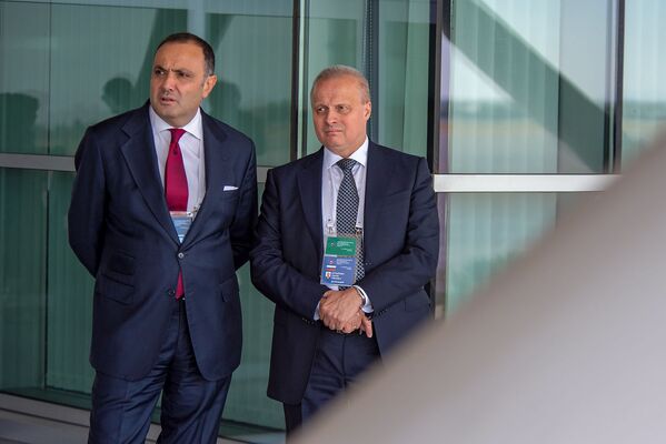 ՀՀ–ում ՌԴ դեսպան սերգեյ Կոպիրկինն ու ՌԴ–ում ՀՀ դեսպան Վարդան Տողանյանը` «Զվարթնոց» օդանավակայանում ՌԴ նախագահի ինքնաթիռի վայրէջքին սպասելիս ՀՀ–ում ՌԴ դեսպան սերգեյ Կոպիրկինն ու ՌԴ–ում ՀՀ դեսպան Վարդան Տողանյանը` «Զվարթնոց» օդանավակայանում ՌԴ նախագահի ինքնաթիռի վայրէջքին սպասելիս - Sputnik Արմենիա