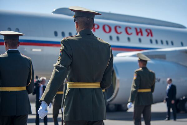 Պատվո պահակախմբի զինվորները` «Զվարթնոց» օդանավակայանում Ռուսաստանի նախագահի ինքնաթիռի մոտ - Sputnik Արմենիա
