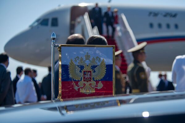 Ռուսաստանի գերբով դրոշը` «Զվարթնոց» օդանավակայանում Ռուսաստանի նախագահի ավտոմեքենայի վրա - Sputnik Արմենիա