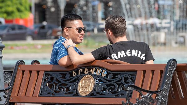 Беседа туриста и местного жителя на площади Республики - Sputnik Արմենիա