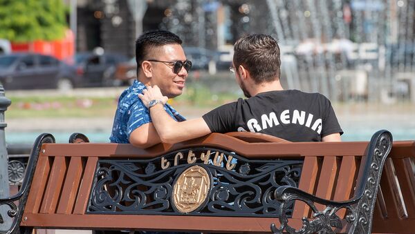 Беседа туриста и местного жителя на площади Республики - Sputnik Армения