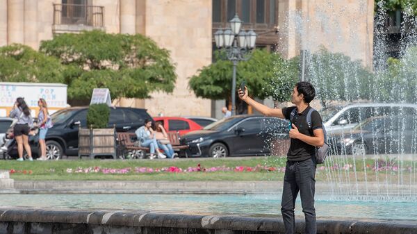 Турист делает селфи на площади Республики - Sputnik Արմենիա