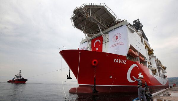 230-метровый турецкий буровой корабль Явуз покидает порт Диловаси, недалеко от Стамбула - Sputnik Армения