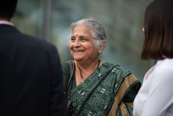 Infosys բազմազգ կորպորացիայի հիմնադիր, հնդիկ բիզնեսմեն Նարայանի Մուրտի Սուդխայի կինը, «Զվարթնոց» օդանավակայան  - Sputnik Արմենիա