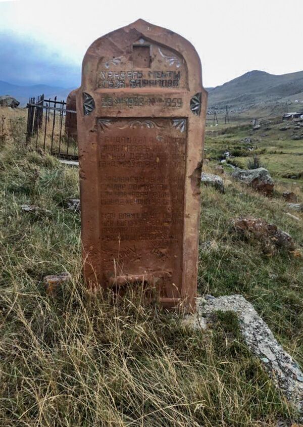 Սուննի կարափափախների գերեզմանները. այստեղ վառ երևում է հայի ու ադրբեջանցու տարբերությունը Սուննի կարափափախների գերեզմանները. այստեղ վառ երևում է հայի ու ադրբեջանցու տարբերությունը - Sputnik Արմենիա