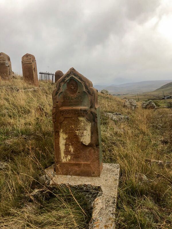 Սուննի կարափափախների գերեզմանները. այստեղ վառ երևում է հայի ու ադրբեջանցու տարբերությունը Սուննի կարափափախների գերեզմանները. այստեղ վառ երևում է հայի ու ադրբեջանցու տարբերությունը - Sputnik Արմենիա