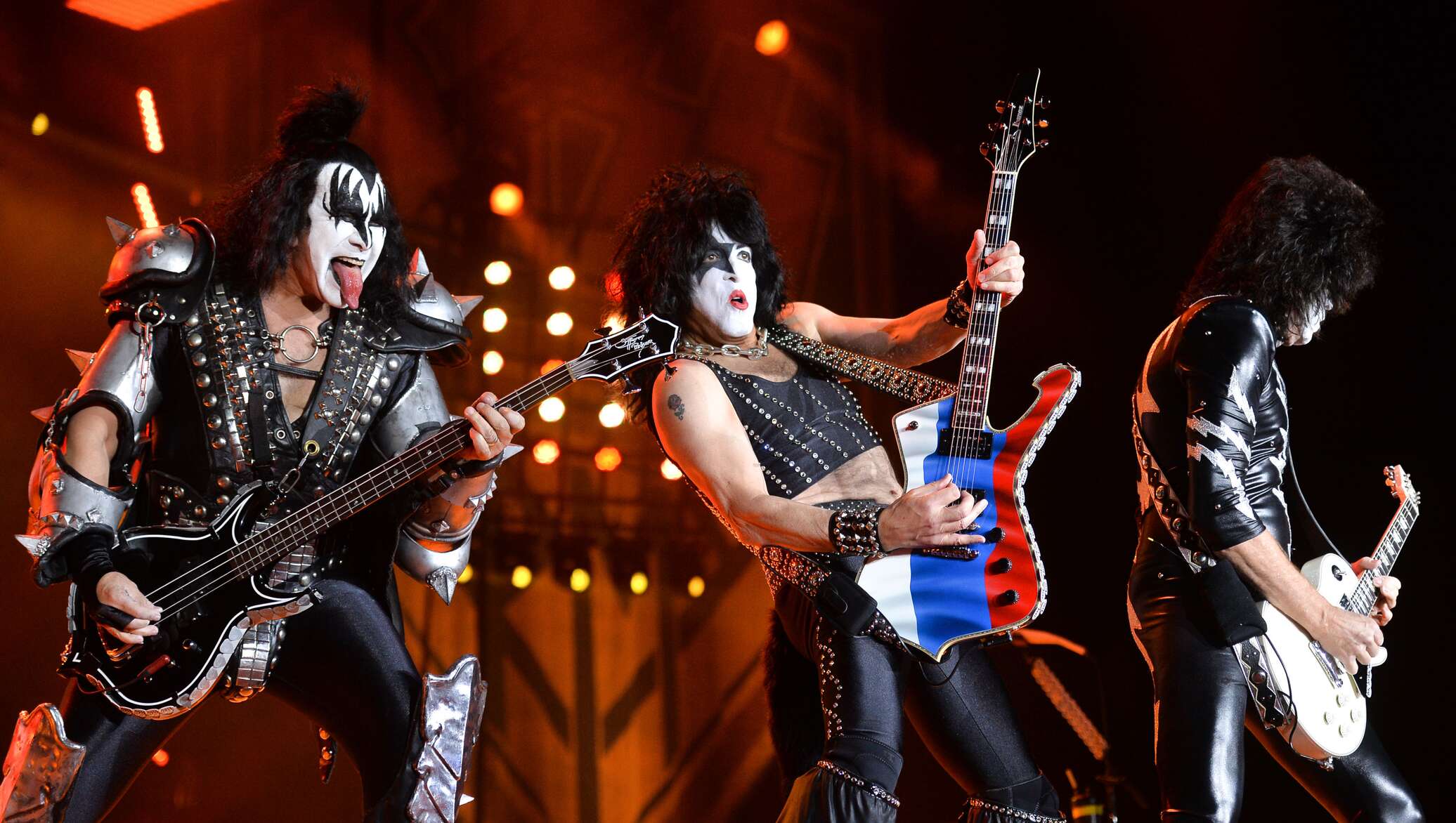 Kiss voice. Группа Kiss. Группа Кисс в Москве. Джин Симмонс Kiss 2019 Moscow.