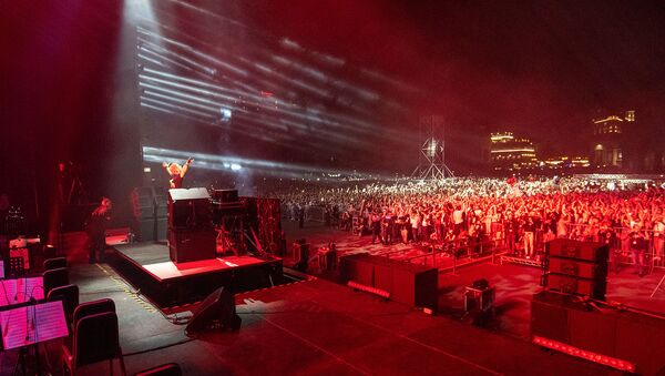 Голландский диджей, продюсер и ремиксер Армин ван Бюрен на концерте WCIT 2019 на Площади Республики в Ереване - Sputnik Армения