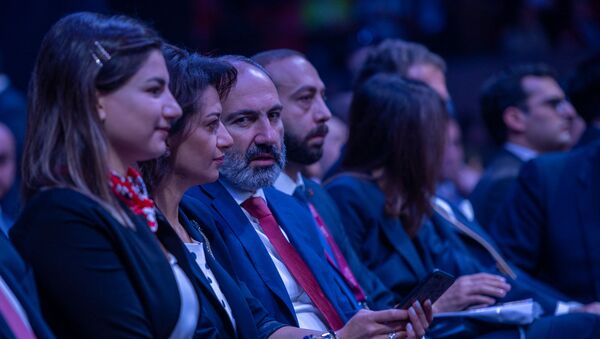 Премьер-министр Никол Пашинян с семьей на открытии WCIT 2019 (7 октября 2019). Еревaн - Sputnik Արմենիա