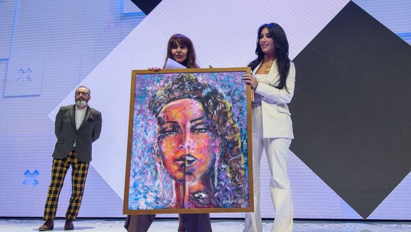 Ким Кардашьян подарили картину на форуме WCIT 2019 (8 октября 2019). Ереван - Sputnik Արմենիա
