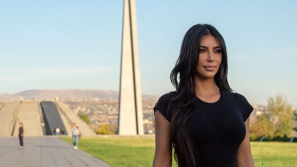 Ким Кардашьян посетила мемориальный комплекс Цицернакаберд (8 октября 2019). Ереван - Sputnik Արմենիա