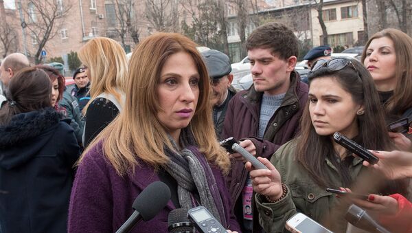 На митинге перед зданием НС РА журналисты и общественные активисты требуют официальных извинений от депутата Мгера Седракяна - Sputnik Արմենիա