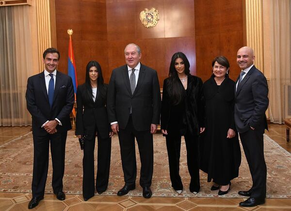 Արմեն Սարգսյանը հյուրընկալել է Քարդաշյան քույրերին. լուսանկարներ Արմեն Սարգսյանը հյուրընկալել է Քարդաշյան քույրերին. լուսանկարներ - Sputnik Արմենիա