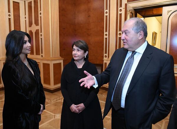 Արմեն Սարգսյանը հյուրընկալել է Քարդաշյան քույրերին. լուսանկարներ Արմեն Սարգսյանը հյուրընկալել է Քարդաշյան քույրերին. լուսանկարներ - Sputnik Արմենիա