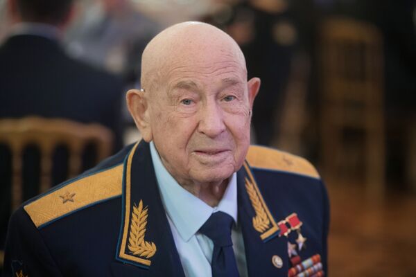 Нештатная ситуация и коньяк - как Леонов вогнал в краску американских космонавтов Нештатная ситуация и коньяк - как Леонов вогнал в краску американских космонавтов - Sputnik Армения