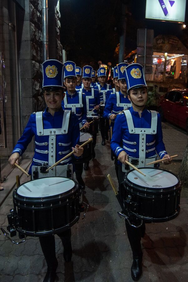Թմբկահարների շոու Երևանում. «Yerevan Drums»-ը նշում է 10-ամյակը. տեսանյութ Թմբկահարների շոու Երևանում. «Yerevan Drums»-ը նշում է 10-ամյակը. տեսանյութ - Sputnik Արմենիա
