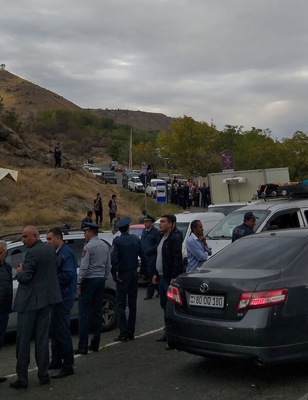 Գյուղացիները փակել էին Երևան-Մեղրի ճանապարհը. պատճառը խաղողի գինն է. լուսանկարներ Գյուղացիները փակել էին Երևան-Մեղրի ճանապարհը. պատճառը խաղողի գինն է. լուսանկարներ - Sputnik Արմենիա